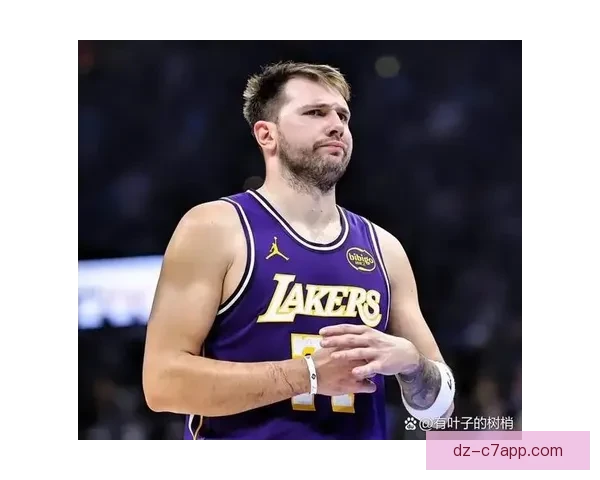 湖人全员复出对决快船 东契奇回归 里夫斯解禁